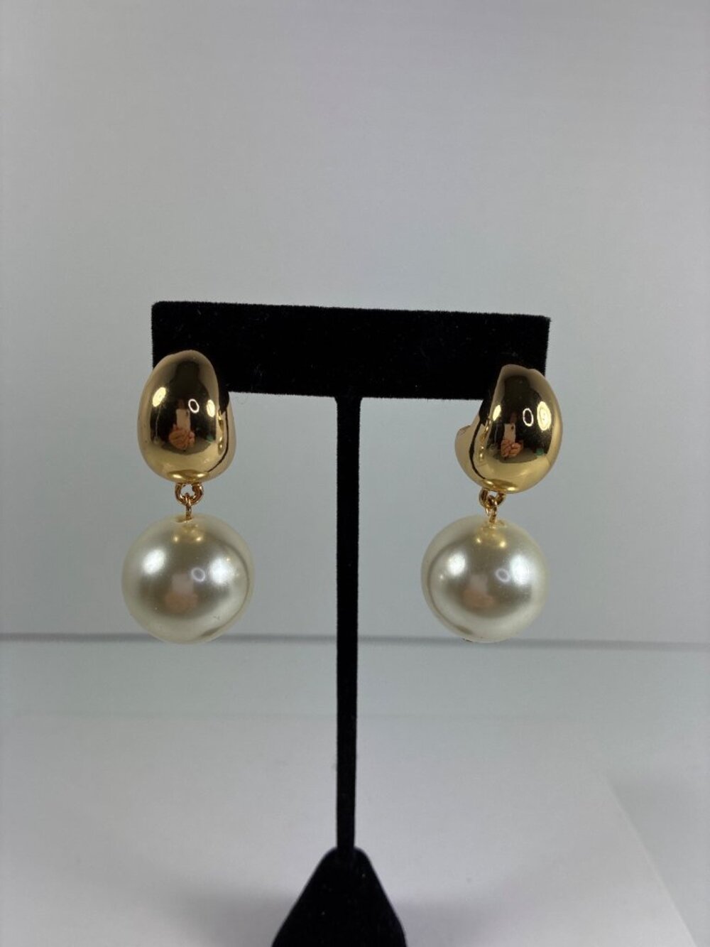 Gold Tone Pearl Drop Hoop Earrings Large Faux Pearl Statement Dangle Modern - Picture 4 of 8